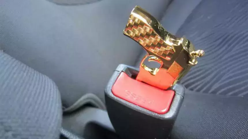 Мертвец за рулём сбил троих копателей могил