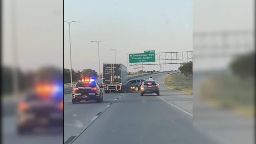 Как не надо убегать от полиции: нарушитель-неудачник влетел в грузовик и дом