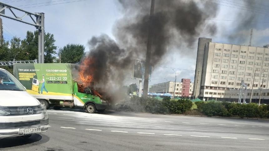 Водитель поливальной машины продемонстрировал её пользу и почти спас «Газель»