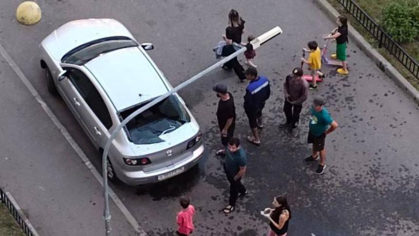 Стекло «Мазды» разлетелось на осколки от простой детской шалости