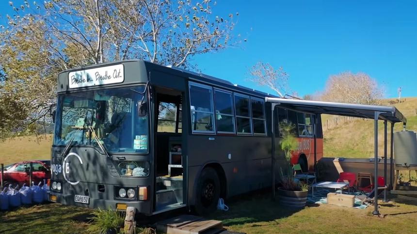 Посмотрите на мобильную экологичную студию йоги с качелями и модульным интерьером