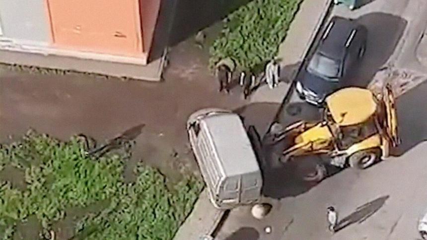 Коммунальщики передвинули «ГАЗ Соболь» фронтальным погрузчиком