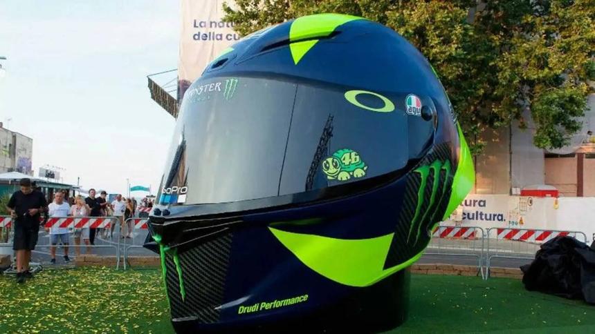 В Италии появился памятник мотошлему Валентино Росси