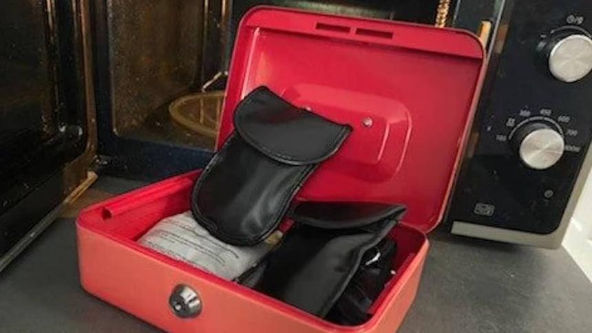 Эксперт по безопасности советует хранить ключи от автомобилей в микроволновке