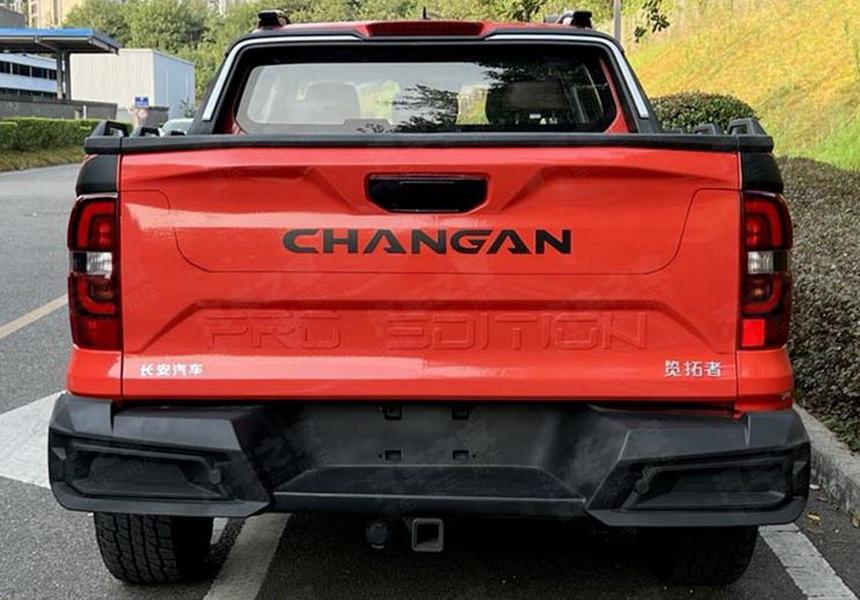 Топ-версия нового рамного пикапа Changan