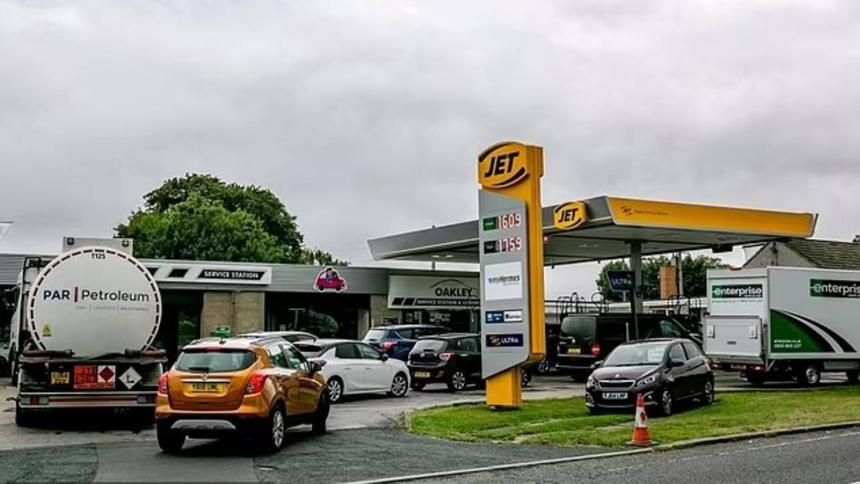 Водители в Англии нашли дешёвую заправку и ездят туда со всей страны