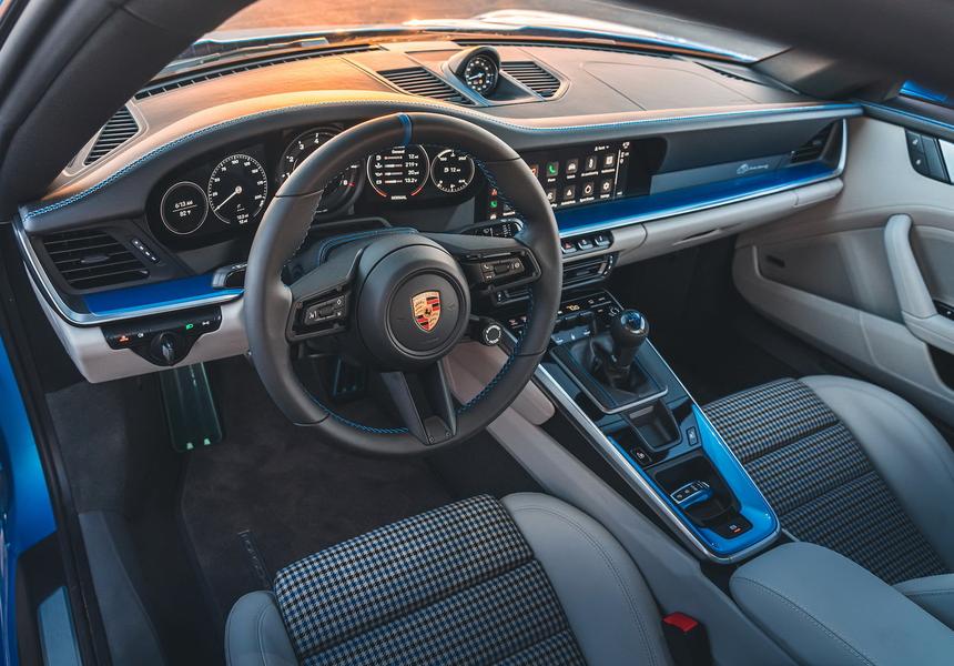 Интерьер Porsche 911 GTS Sally Special