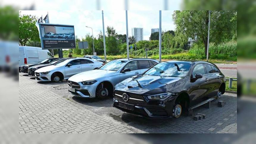 Воры сняли колёса с 15 припаркованных у дилерского центра Mercedes-Benz