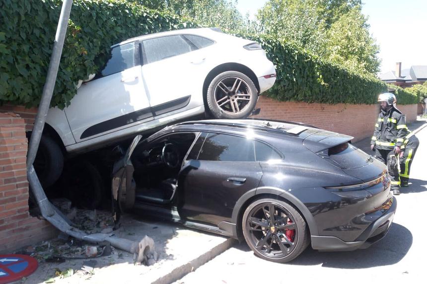 Два автомобиля Porsche столкнулись друг с другом и врезались в стену