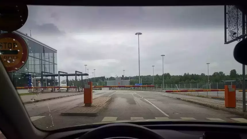 Финны негодуют из-за автомобилей с русскими номерами в аэропорту Хельсинки