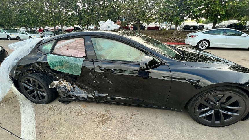 Менеджер сервиса разбил новую Tesla Model S Plaid стоимостью 155 000 долларов