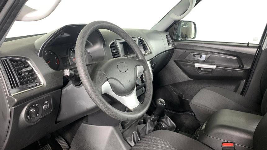 Со старым рулём и без хрома: в автосалонах появилась «народная» версия УАЗ «Патриот» 