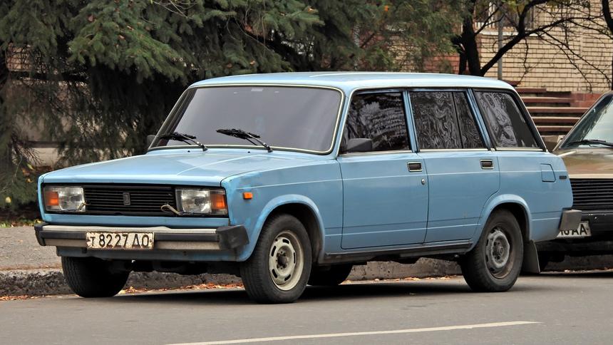 Женщина ломом раскурочила семейные «Жигули», чтобы их не забрали на штрафстоянку