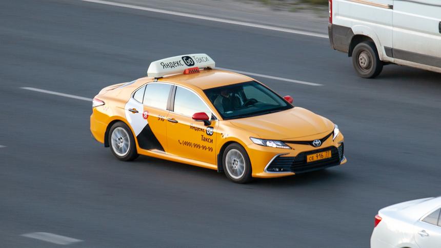 Российских таксистов хотят пересадить на отечественные автомобили