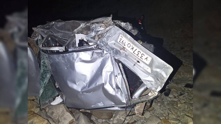 Мужчина и женщина выпрыгнули из Lada Priora за секунду до падения с обрыва 