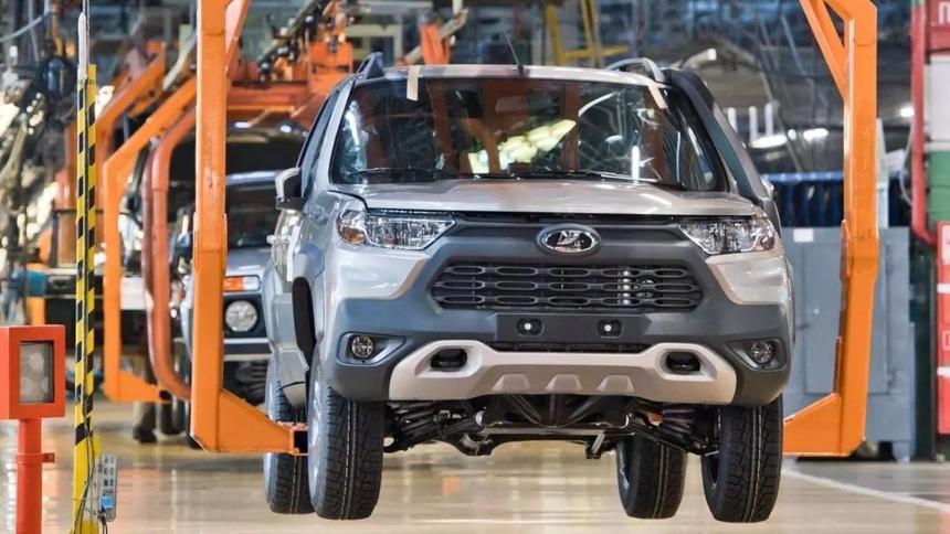 Выпуск машин в России сократился более чем вдвое