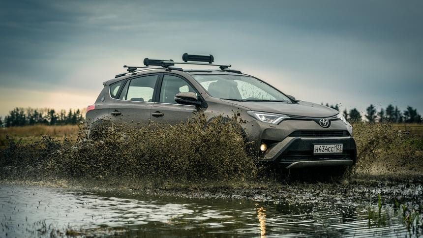 У россиян резко проснулся интерес к подержанным Lada Niva и Toyota RAV4