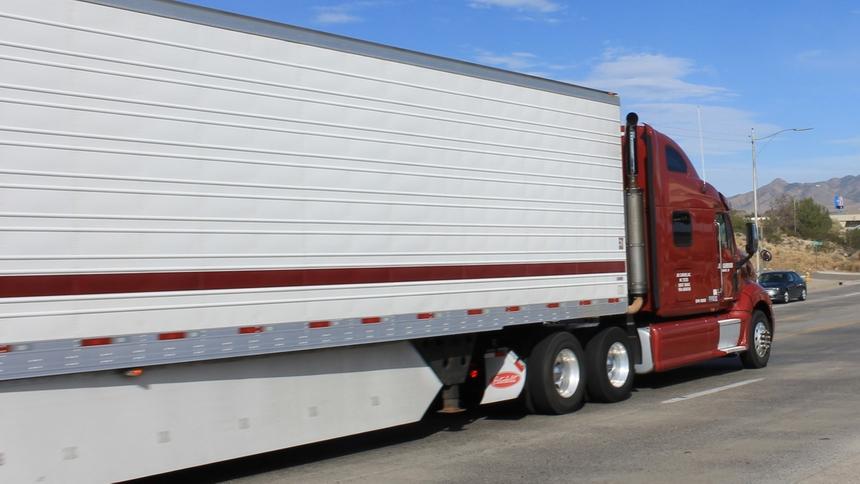 Больше 100 грузовиков не может выехать из Калининграда в Литву