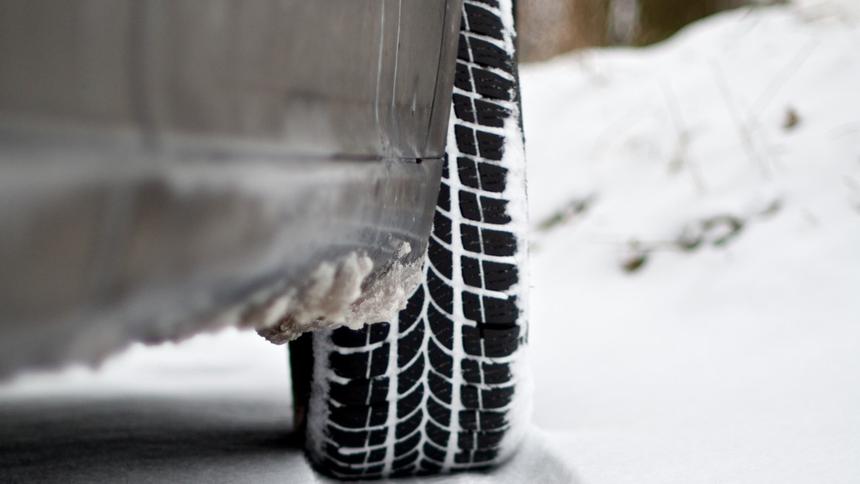 Каждый третий водитель не переходит на зимние шины до снега