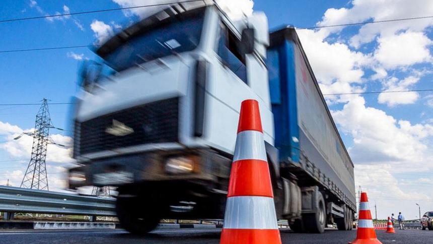 Часть трассы М-7 стала доступной только для легковушек