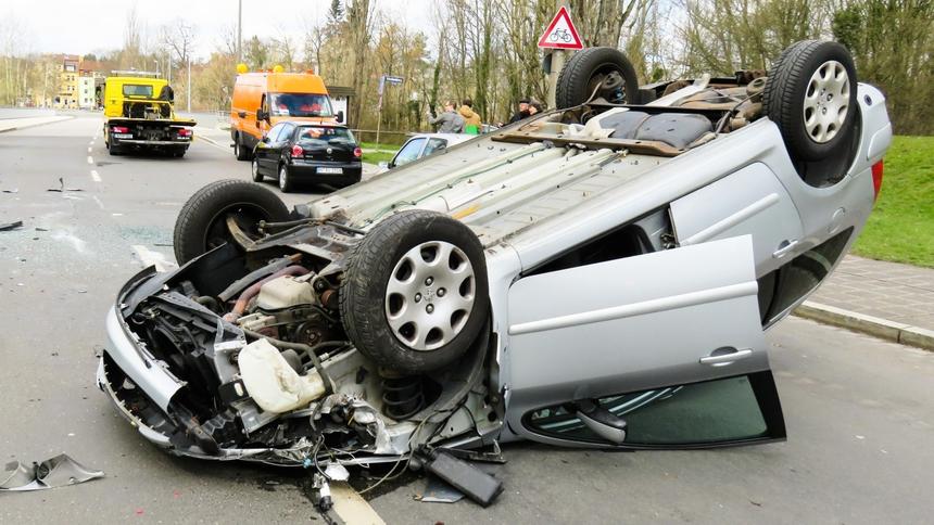 Как быть, если в вас врезался спецавтомобиль, а затем уехал