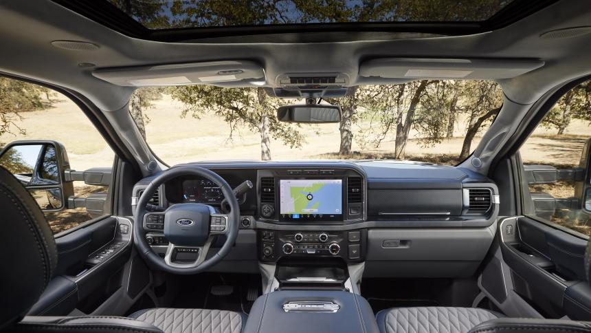 Интерьер Ford F-350 Super Duty в «средней» комплектации Limited