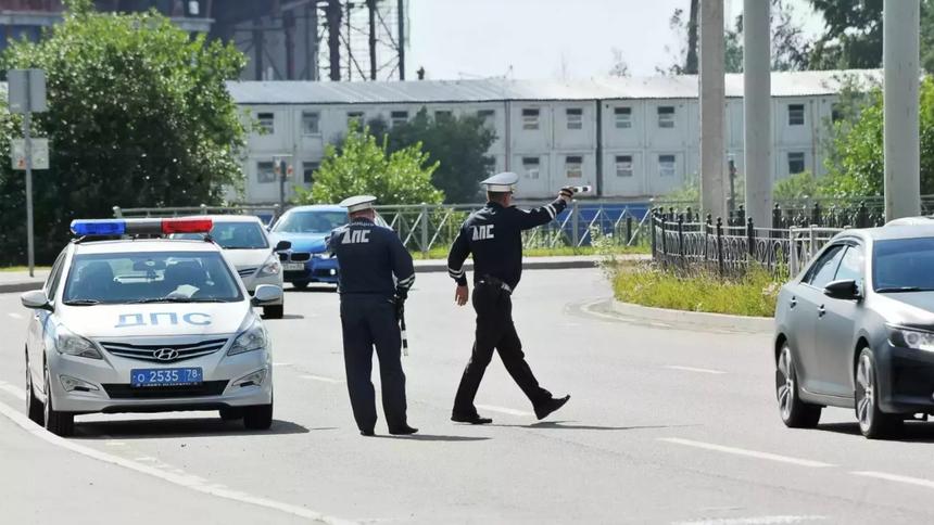 Полицейские привязали водителя к сиденью ремнём и избили