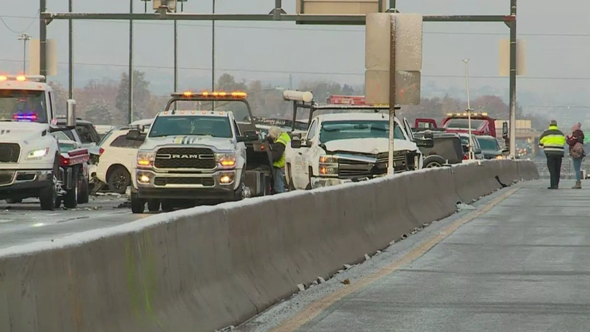 В Денвере из-за первого снега на трассе столкнулись около 100 автомобилей