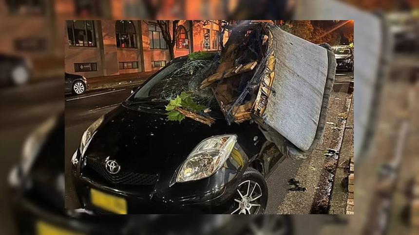 Toyota Yaris оказался уничтожен летающим диваном