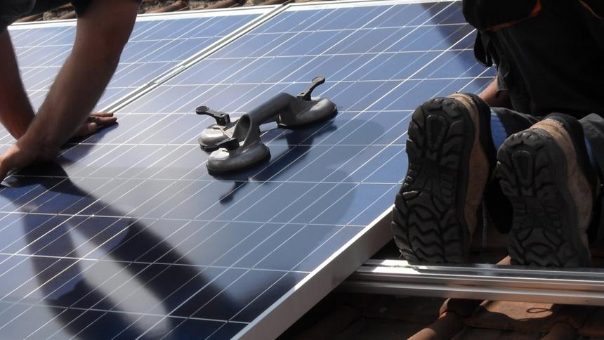 Все крупные автостоянки Франции накроют солнечными панелями