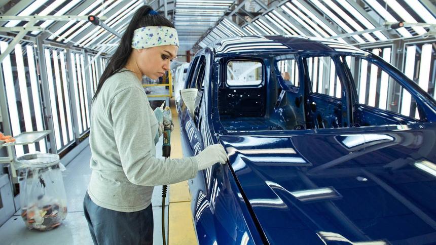 Стали известны зарплаты простых рабочих на АвтоВАЗе