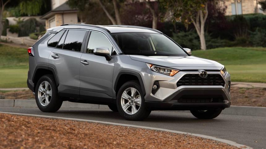 В автосалонах появились «Тойоты» канадского и китайского производства