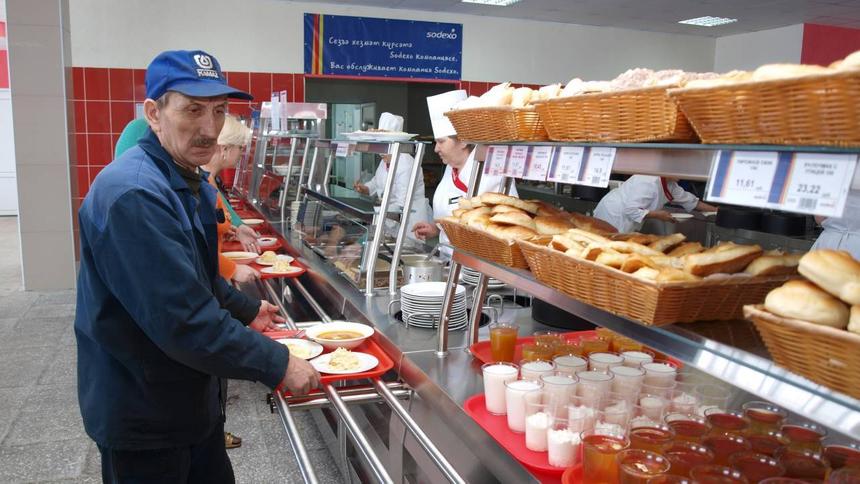 Работники КамАЗа жалуются на сложные салаты в столовых
