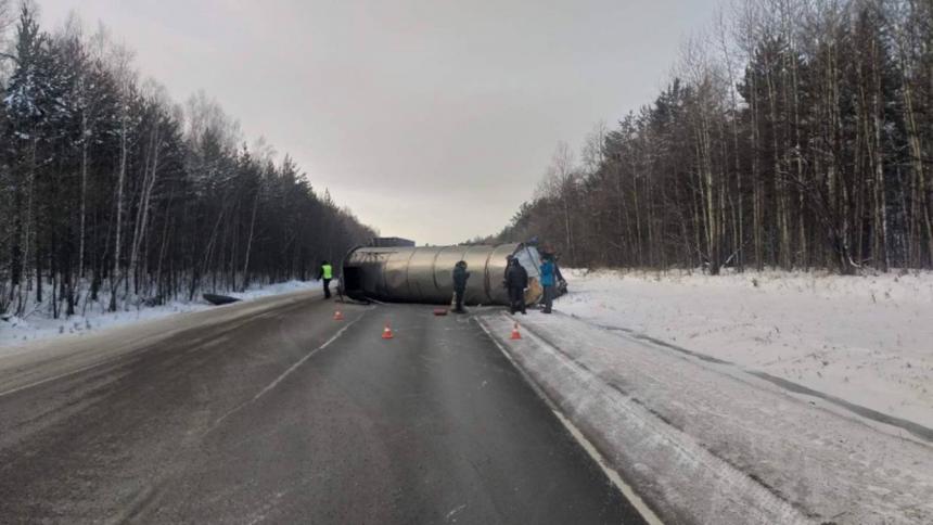 Грузовик Scania залил российскую дорогу ядом