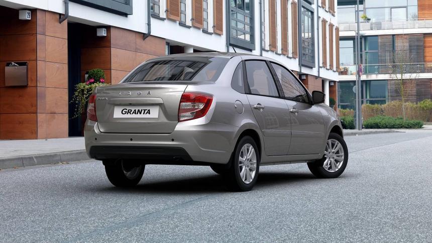 Московские таксисты начали пересаживаться на упрощенные Lada Granta