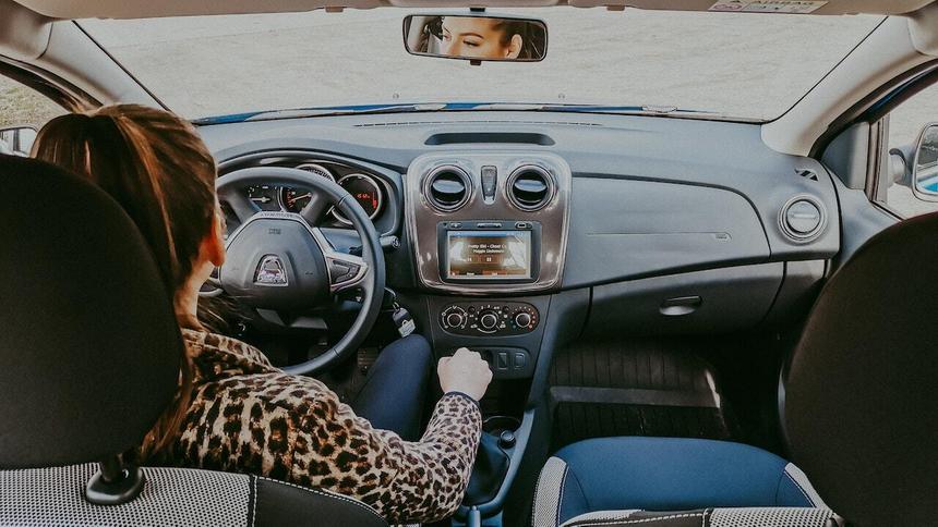 Больше половины российских водителей еженедельно стоят в пробках