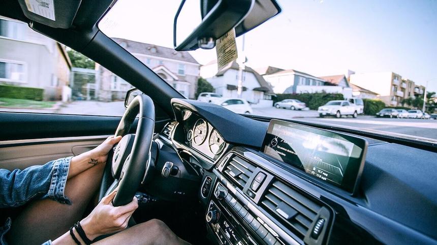 Россияне назвали самые вежливые водительские привычки на дорогах