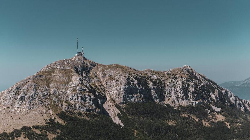 Мавзолей на вершине горы в национальном парке Ловчен