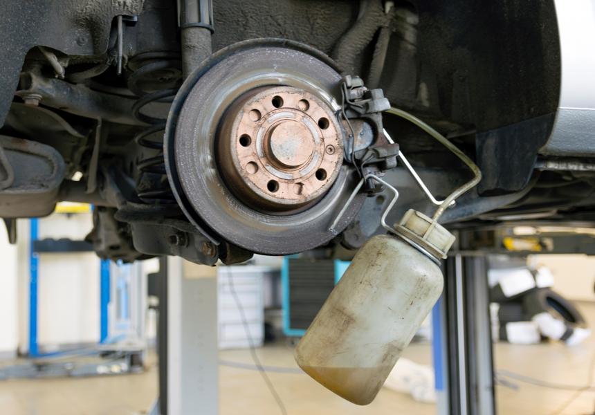 Может ли «протухнуть» тормозная жидкость и как понять, что её пора менять