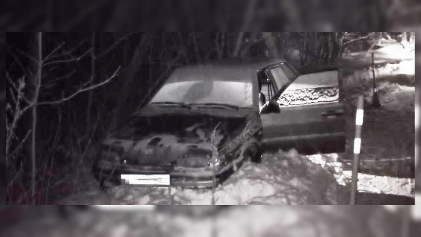 20-летняя девушка вылетела с дороги, катая друзей на тюбинге