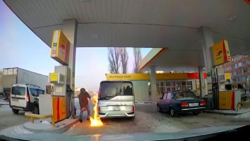 В Воронеже мужчина подсветил бензобак зажигалкой и сжёг свою машину