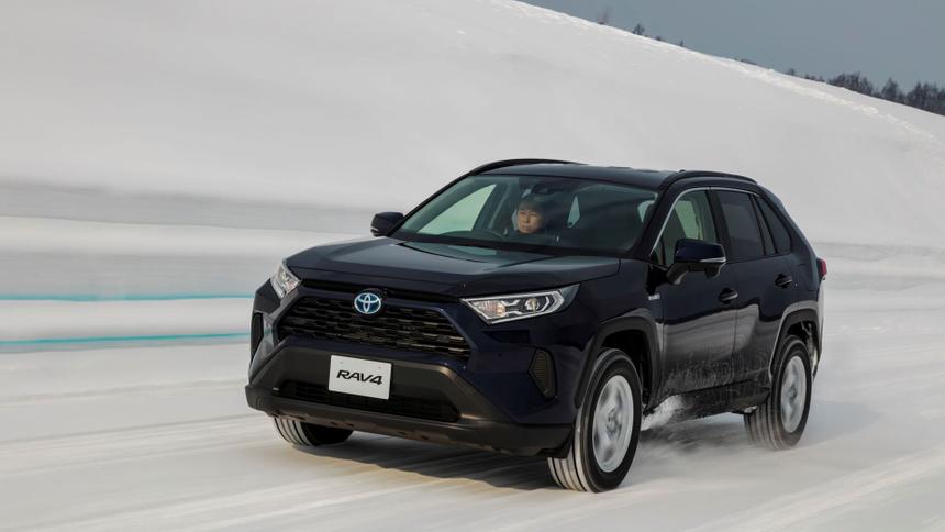 Россияне мечтают о чёрном японском внедорожнике