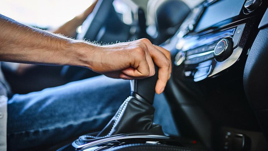 10 признаков поломки коробки передач