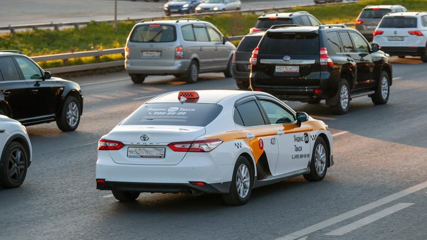 В Совфеде предложили локализовать машины такси