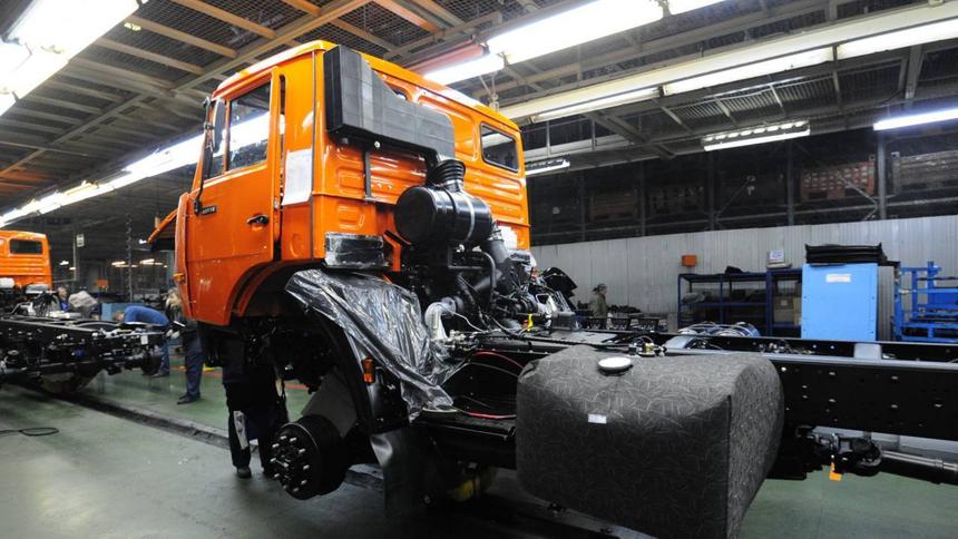 Стало известно, какую зарплату получают сотрудники КамАЗа