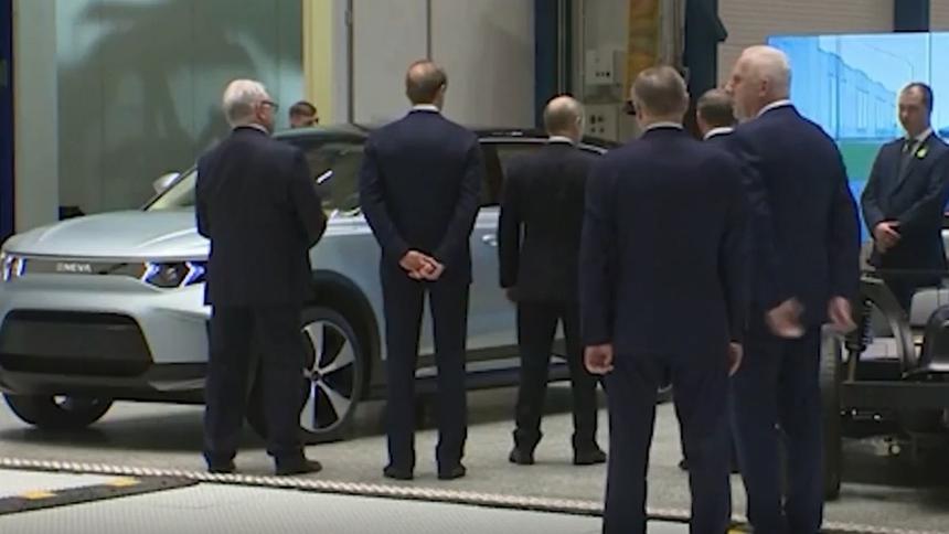 Путин осмотрел прототип модели E-Neva и поднял палец вверх