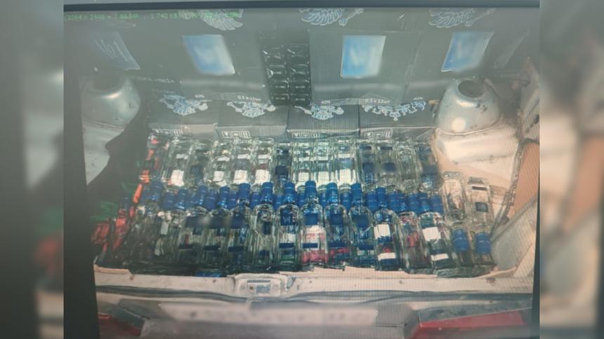 Гаишники поймали ВАЗ с тысячей бутылок водки в багажнике