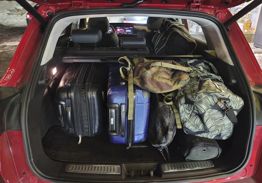 Иногда не самый большой багажник — это даже преимущество. Такой проще забить плотно, чтобы не болталась поклажа. Это важно, когда впереди 3-4 часа сплошных поворотов