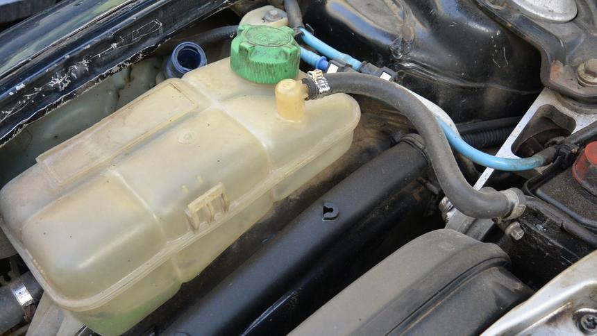 Эксперт раскрыл секреты исчезновения антифриза из бачка