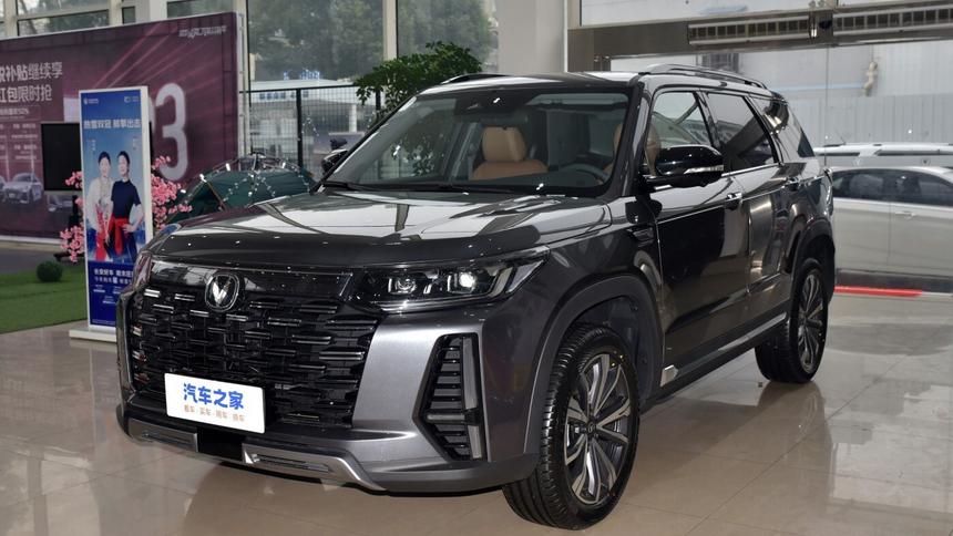 В Китае выходит кроссовер Changan CS95, который скоро должен появиться в РФ